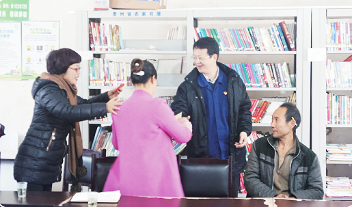 黨委書(shū)記黃舸舸代表公司為16 戶低收人困難戶資助新農(nóng)合朕療